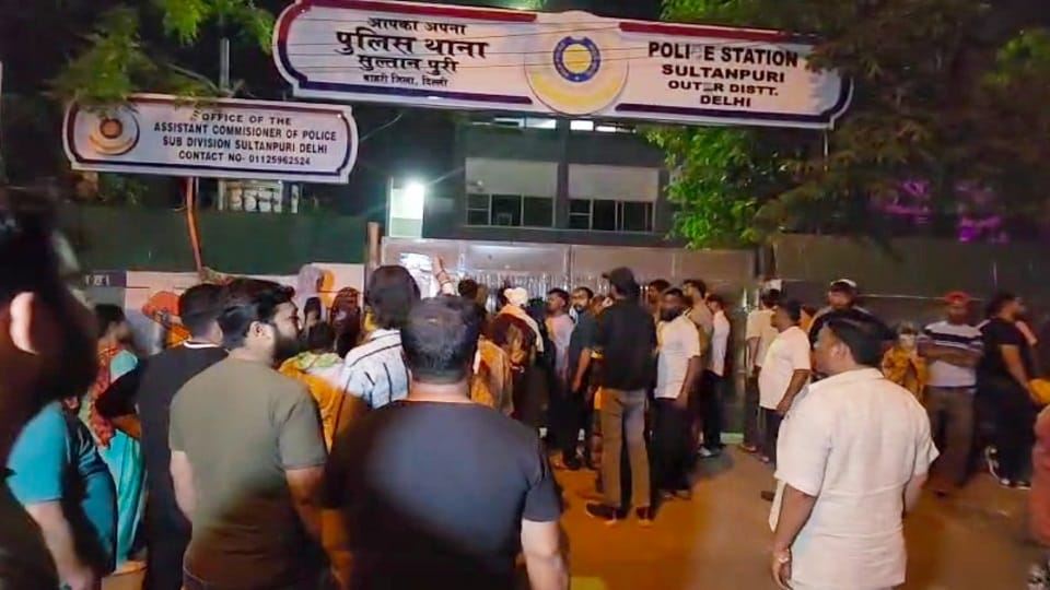 Delhi: Young man stabbed to death due to enmity, family members created ruckus in police station