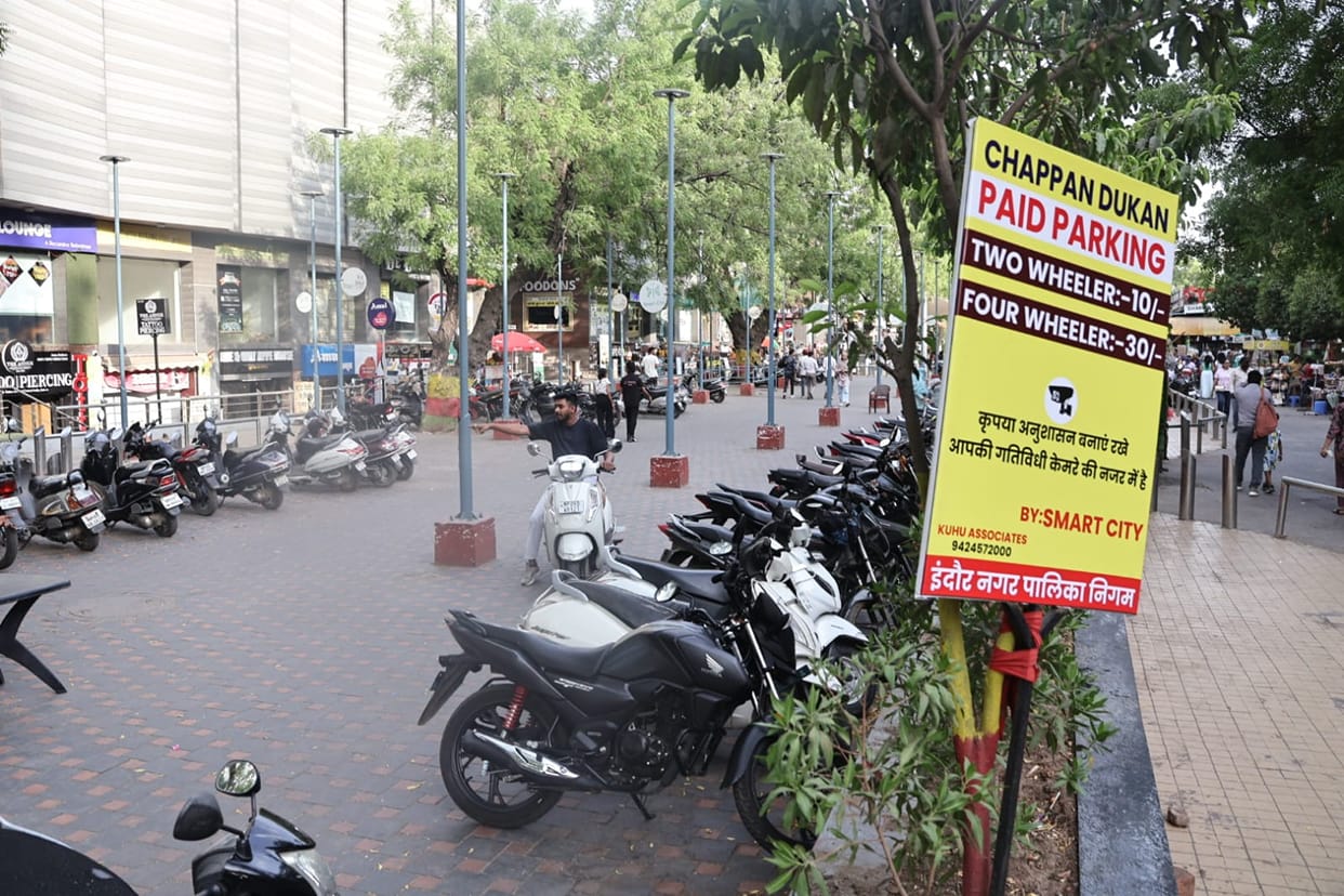 Indore: Now parking fee will have to be paid at 56 shops, will be collected from vehicles parked on the roadsi