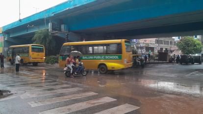 UP Weather: भीषण गर्मी से राहत...आगरा का मौसम हुआ सुहाना, झमाझम बारिश से 12.5 डिग्री लुढ़क गया पारा Relief from scorching heat Agra was the coldest place in the state mercury dropped by 12.5 degrees due to rain