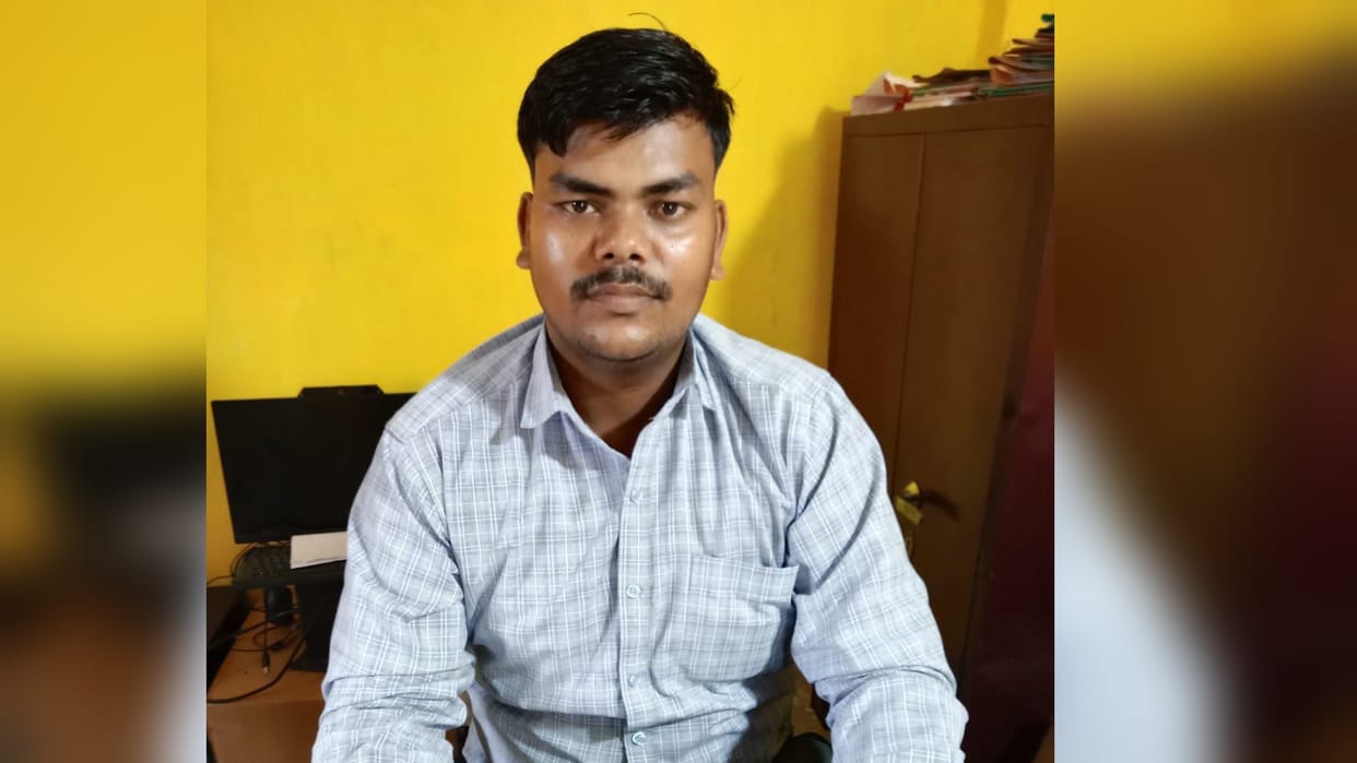 JE Power House West Sharira Akash Singh caught taking bribe by Anti Corruption Team