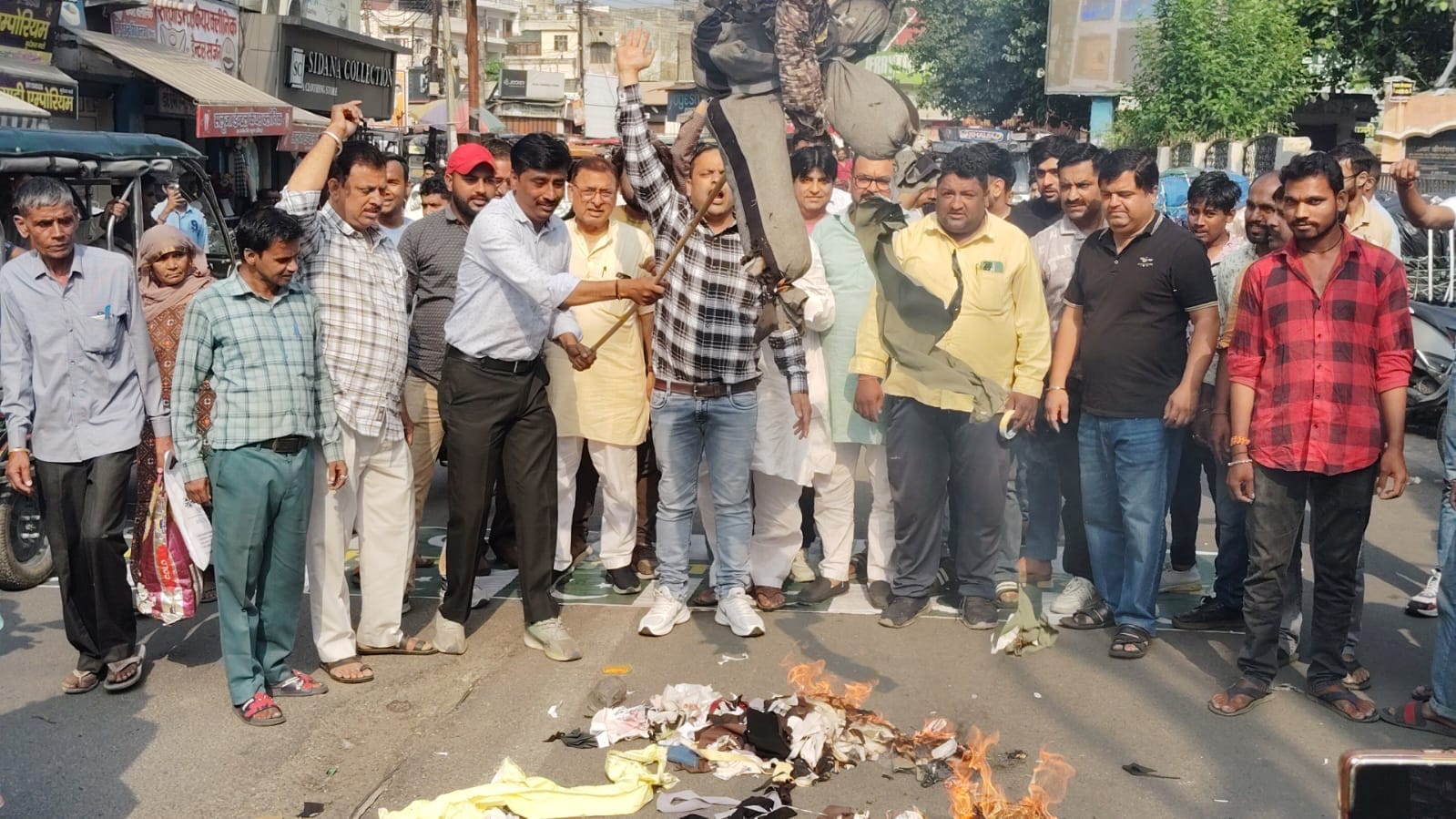 UP: Outrage everywhere over Pahalgam terror attack, massive protest by Hindu organisations in Muzaffarnagar