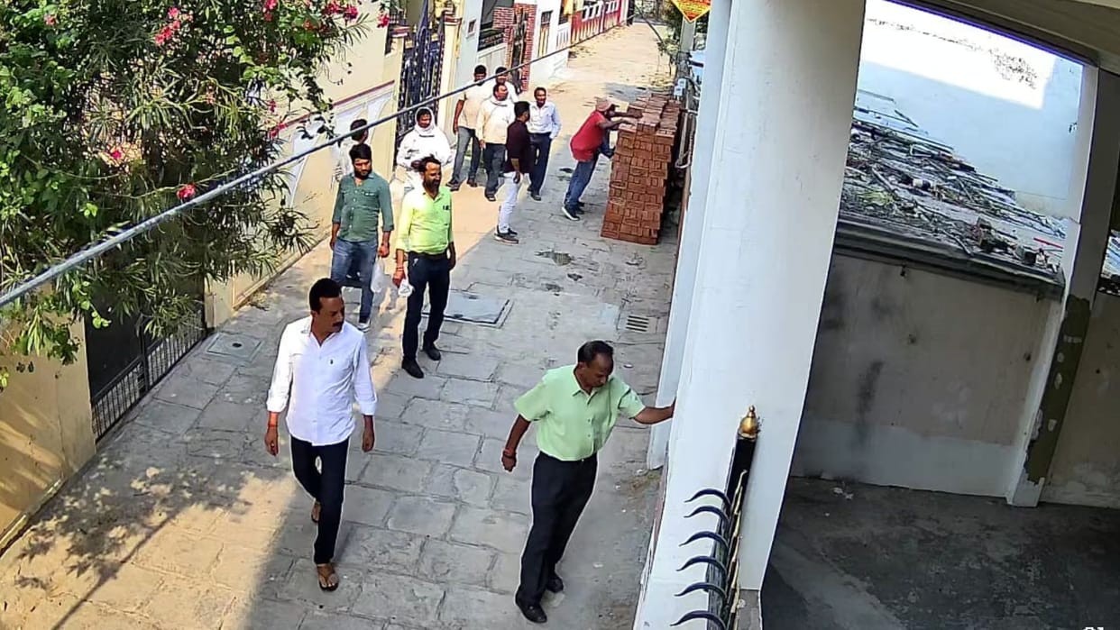 Police case registered against many people including two named accused in attack on advocate house in varanasi