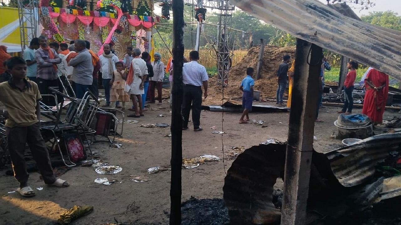 घटना के बाद लगी भीड़।