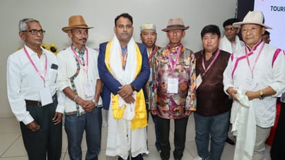 कार्यक्रम में मौजूद लोग
