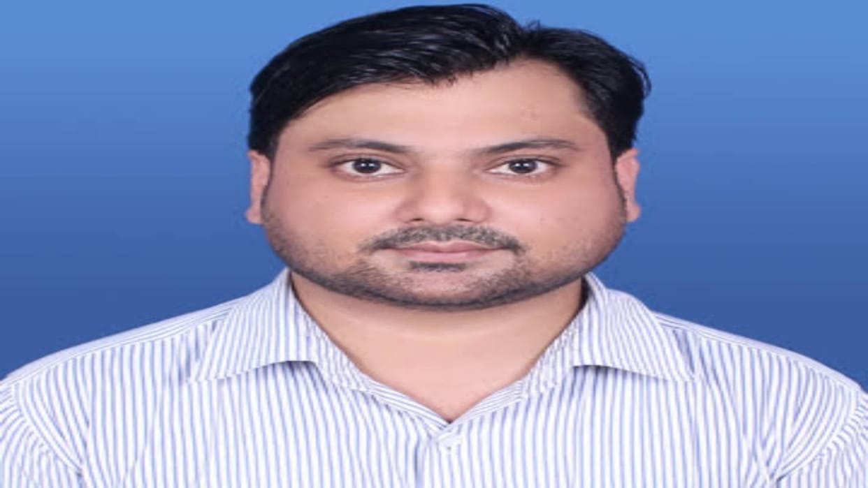 Bihar young man working in big private hospital Patna was shot in daylight police vehicle was 200 meters away