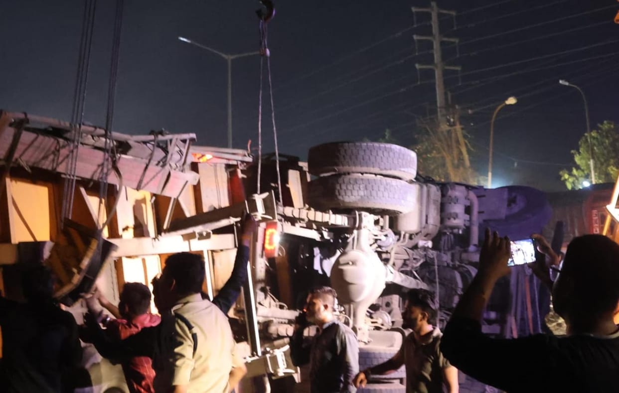 Indore: A big dumper overturned on a car on Indore bypass, one dead, two seriously injured