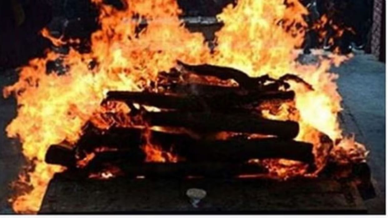 Daughter carried her mother bier and cremated her body in chandauli
