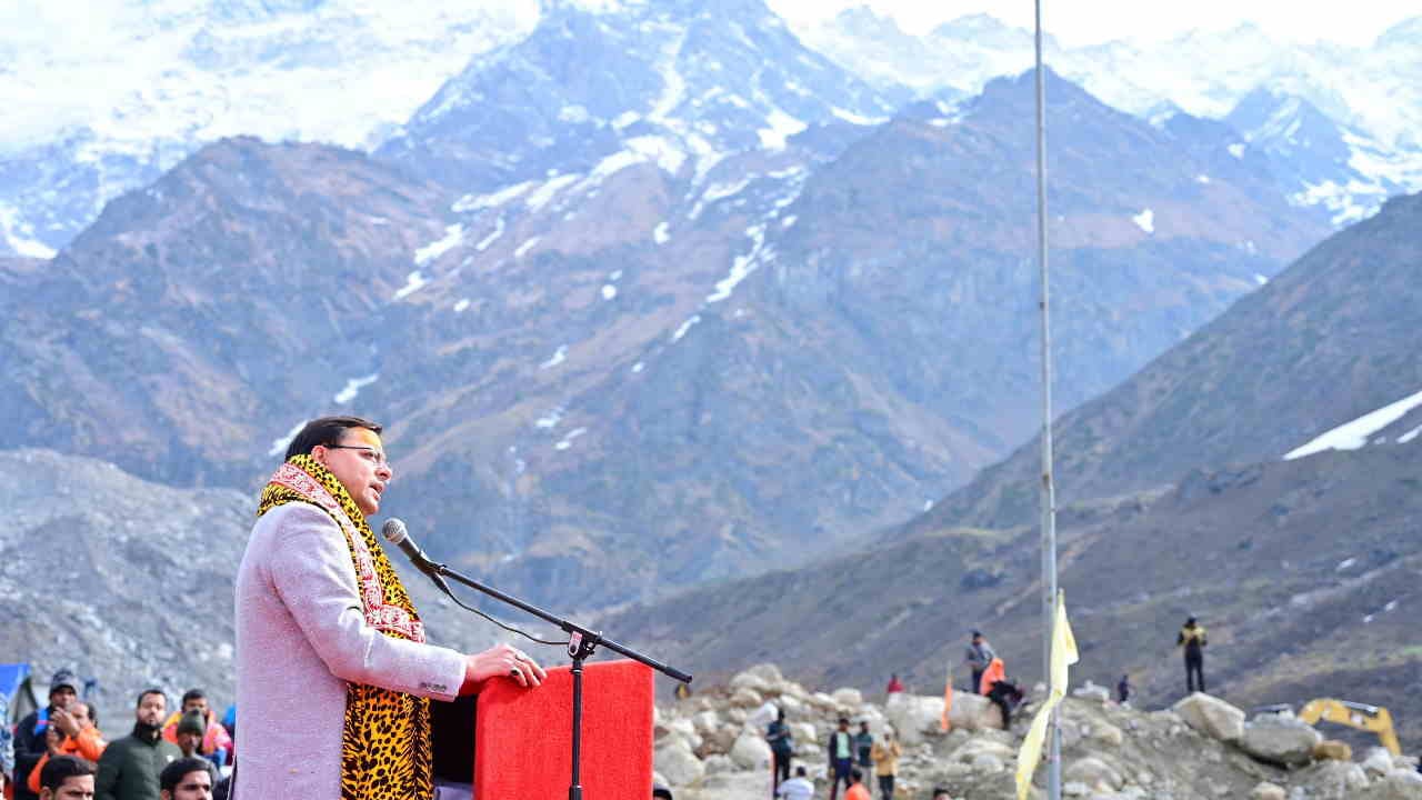 Kedarnath Temple CM Dhami along with his wife distributed prasad to the devotees at Kedarnath Dham