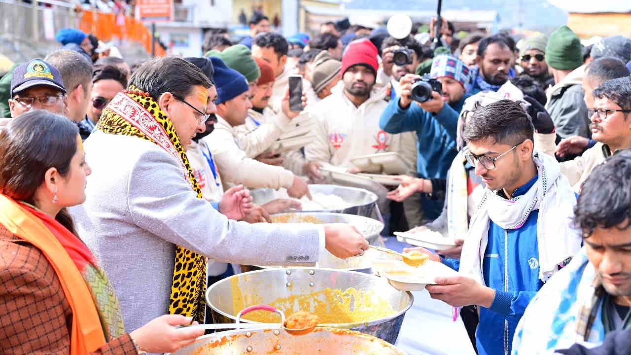 Kedarnath Temple CM Dhami along with his wife distributed prasad to the devotees at Kedarnath Dham