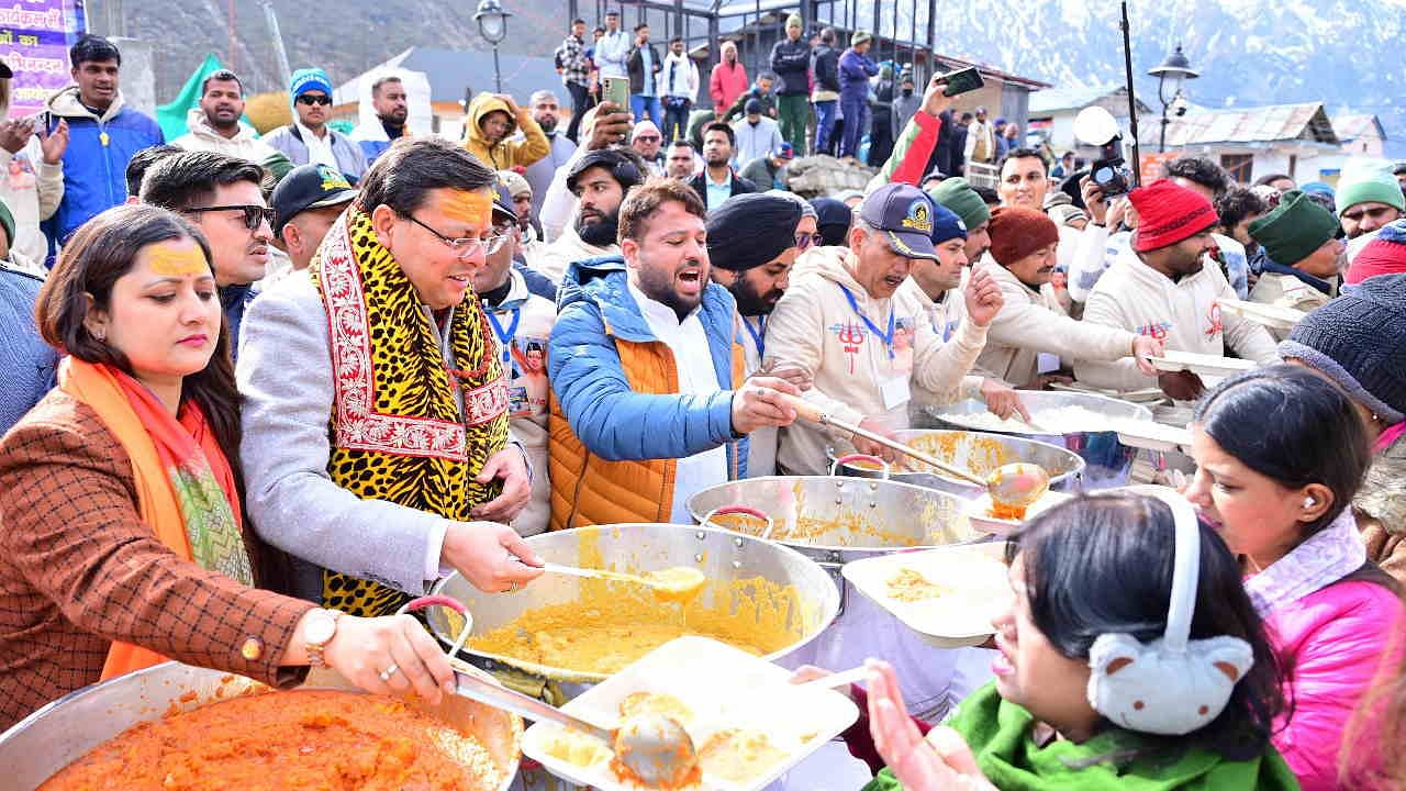 Kedarnath Temple CM Dhami along with his wife distributed prasad to the devotees at Kedarnath Dham
