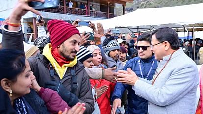 Kedarnath Temple CM Dhami along with his wife distributed prasad to the devotees at Kedarnath Dham