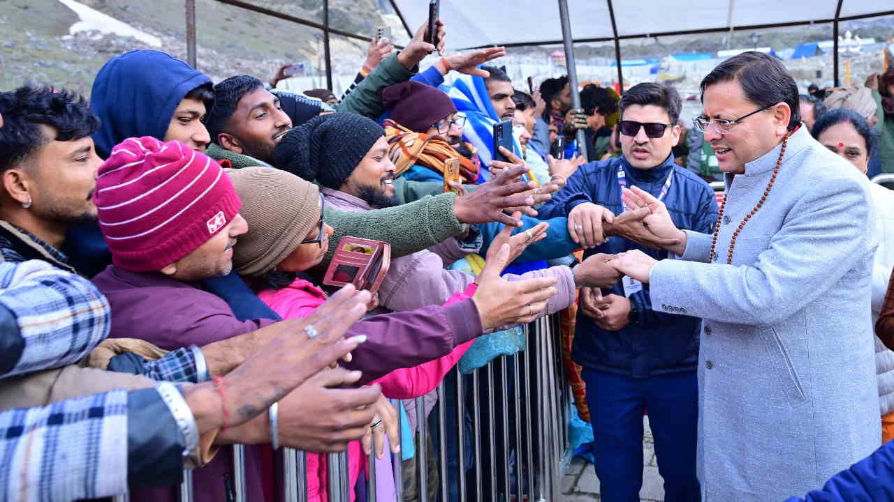 Kedarnath Temple CM Dhami along with his wife distributed prasad to the devotees at Kedarnath Dham