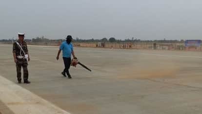 हवाई पट्टी पर बिखरी धूल