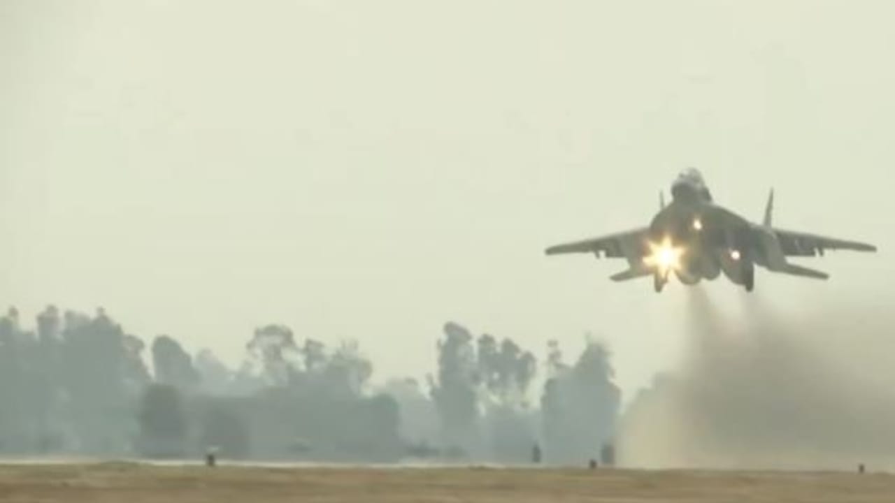 Indian Air Force First Ever Night Landing of Fighter Jets on Ganga Expressway in Shahjahanpur News in Hindi