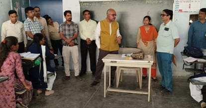Kanpur DM inspected Patara CHC seven workers found absent dry straw found in front of cowshed animals