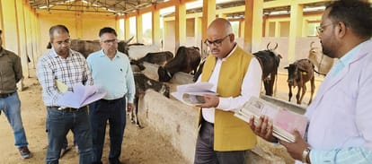 Kanpur DM inspected Patara CHC seven workers found absent dry straw found in front of cowshed animals