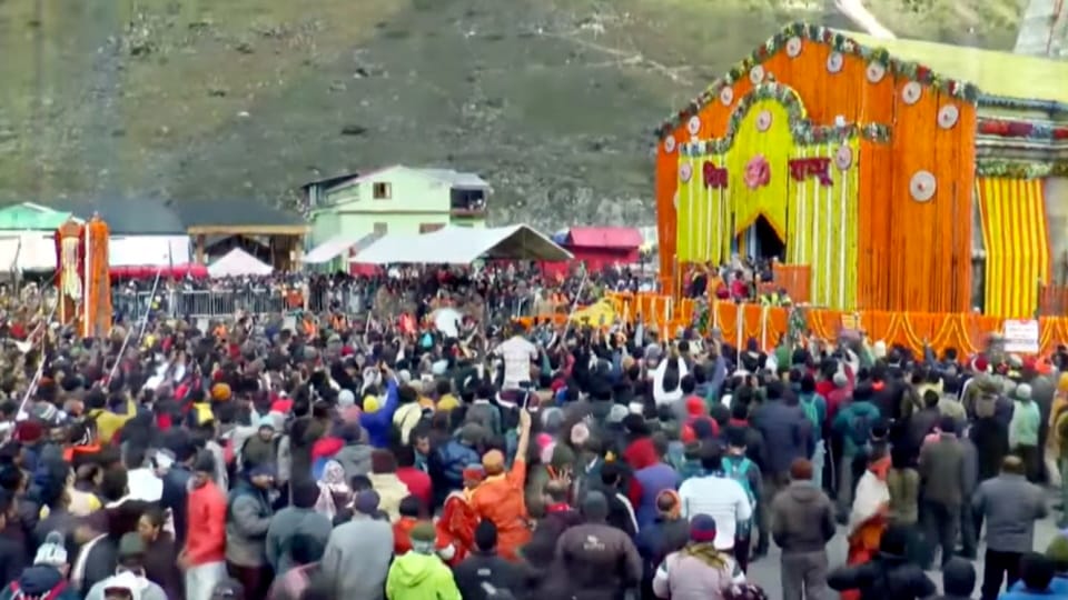 Kedarnath Dham Huge Crowd of Devotees on Portals Open token system started for darshan Photos
