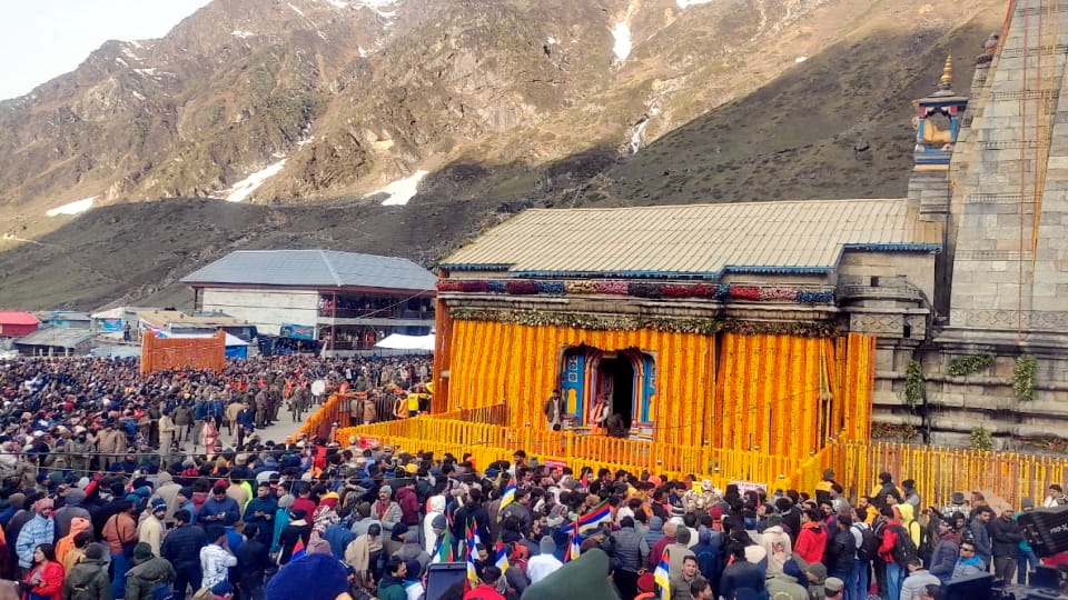 Kedarnath Dham Huge Crowd of Devotees on Portals Open token system started for darshan Photos