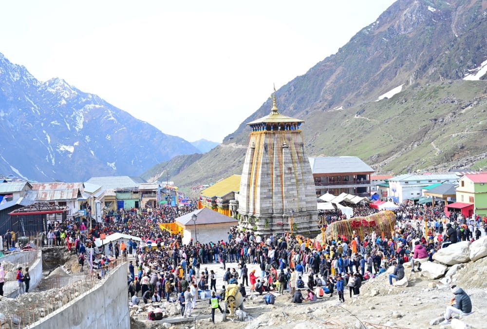 Kedarnath Dham Huge Crowd of Devotees on Portals Open token system started for darshan Photos