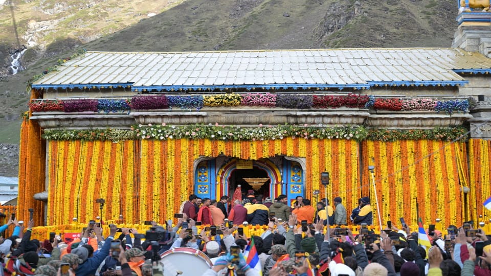 Kedarnath Dham Huge Crowd of Devotees on Portals Open token system started for darshan Photos