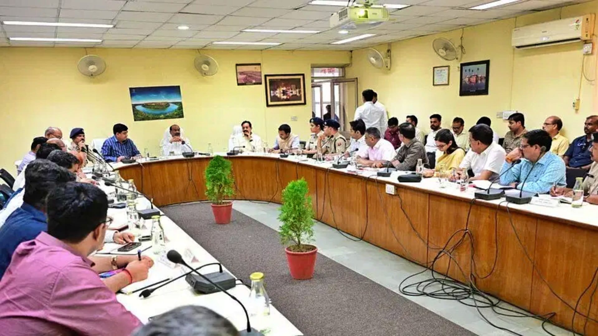 लोकसभा अध्यक्ष ओम बिरला ने अधिकारियों के साथ की बैठक