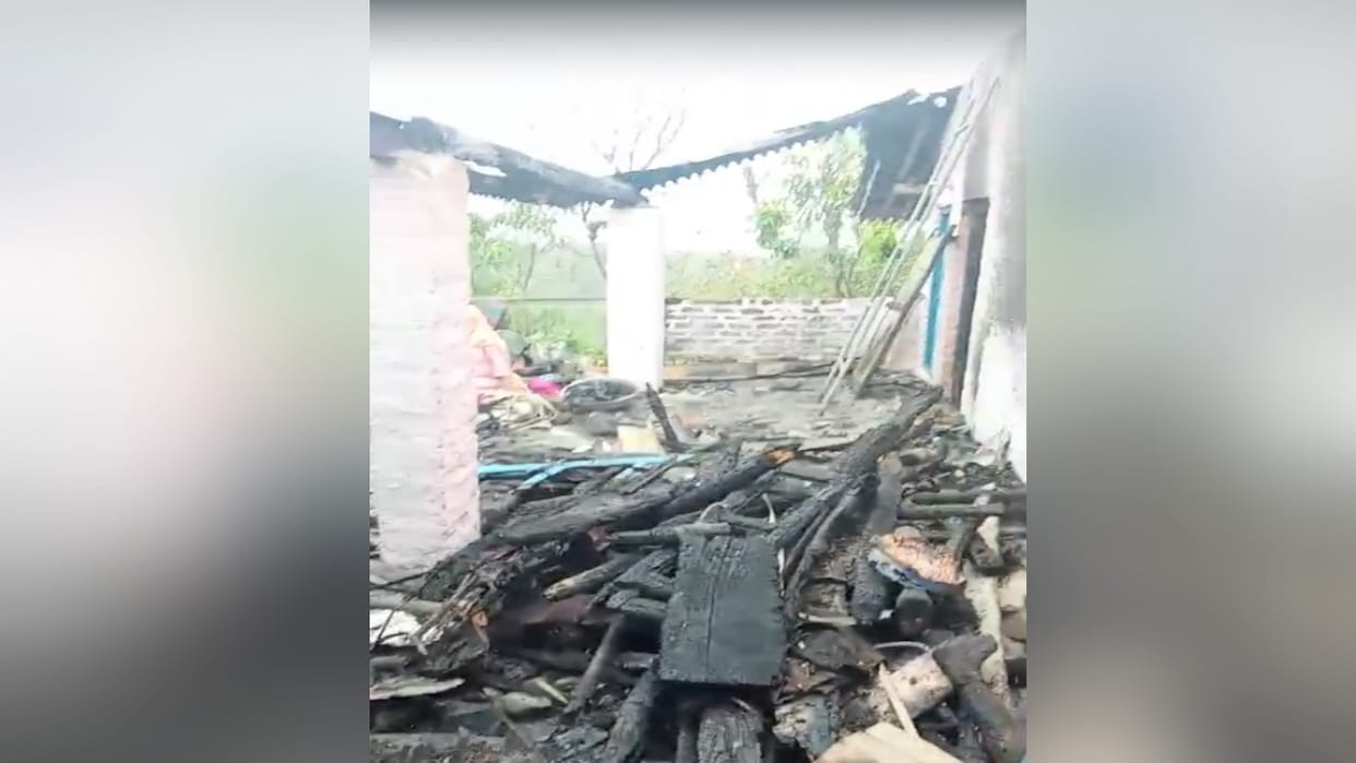 Slate roofed house burnt due to lightning in Khandehra village, affected family is safe