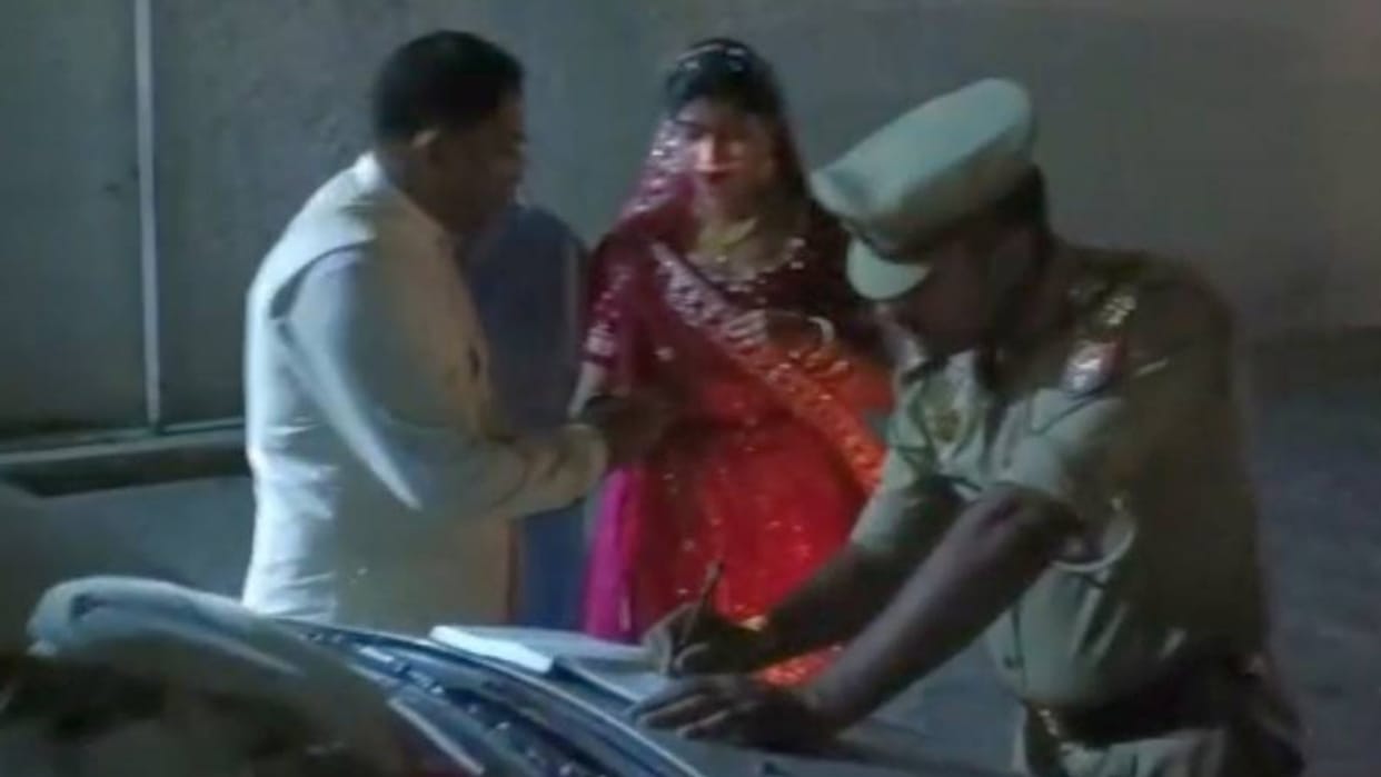 Mangalsutra necklace stolen from neck businessman wife who went her brother in law wedding