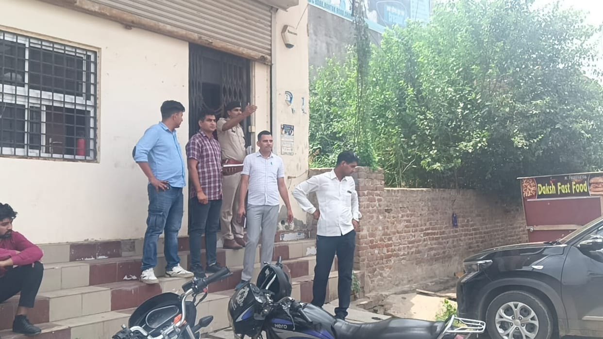 Thieves stole 6 kg gold and Rs 14 lakh from Manappuram Gold Loan Bank in Dadri, causing panic