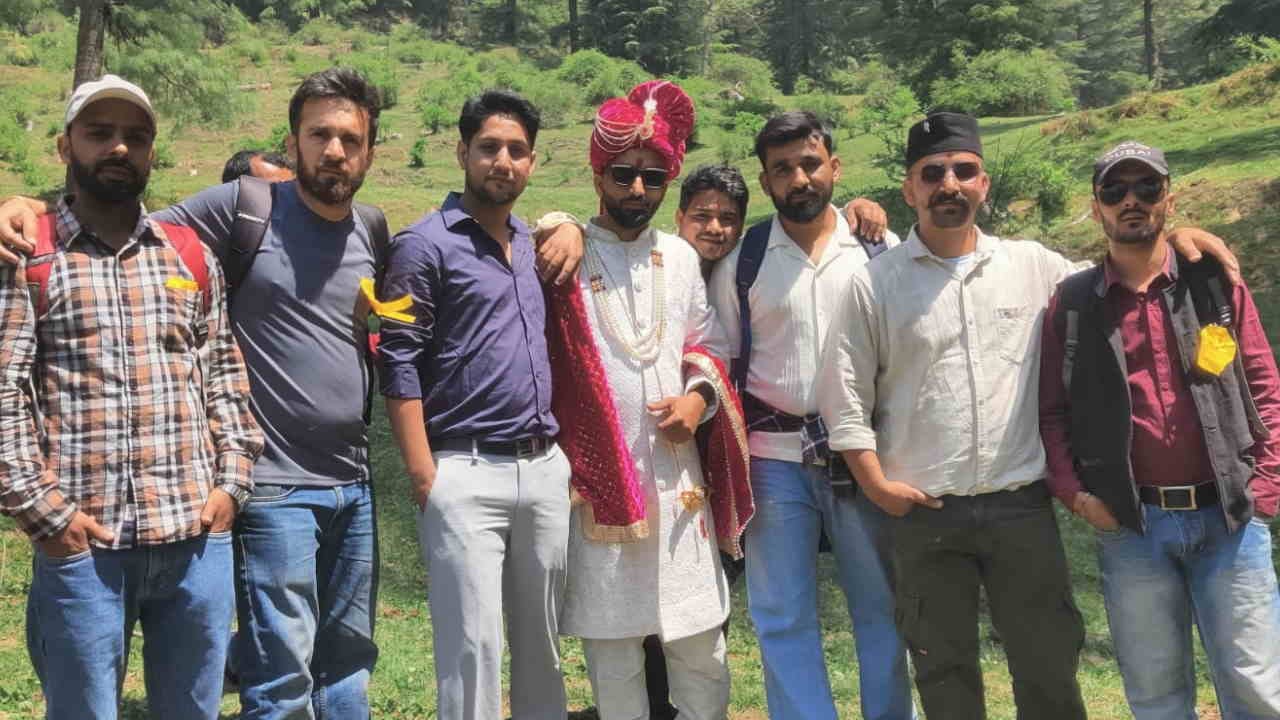 Groom climb seven km distance to take seven rounds Marriage Baraat no road village Baraat Chakrata Dehradun