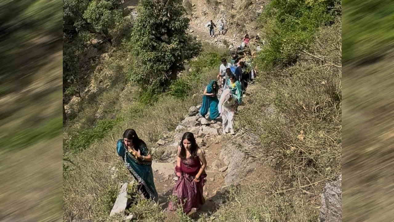 Groom climb seven km distance to take seven rounds Marriage Baraat no road village Baraat Chakrata Dehradun