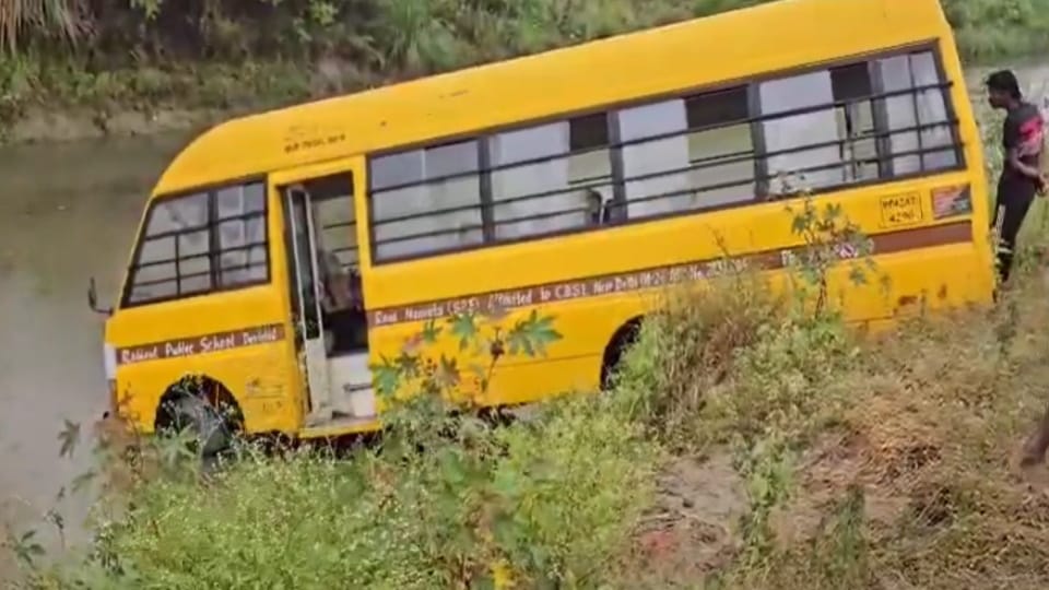 Saharanpur: School bus fell into the canal, two female teachers including five children injured