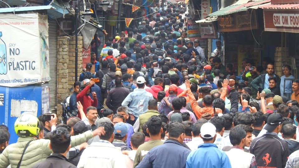 Nainital News communal tension in Nainital clashes with police markets closed Hotels empty bookings cancelled