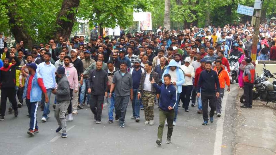 Nainital News communal tension in Nainital clashes with police markets closed Hotels empty bookings cancelled