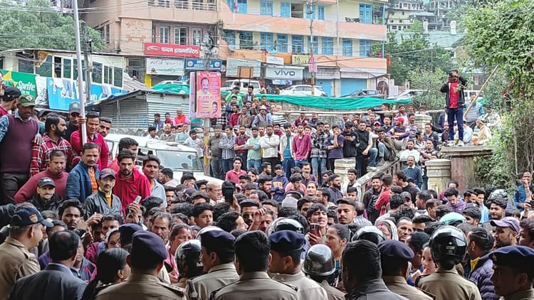 नैनीताल में बवाल: उस्मान की करतूत से जनता में उबाल... आरोपी के घर की तरफ छिपते-छिपाते पहुंच गई भीड़; तस्वीरें