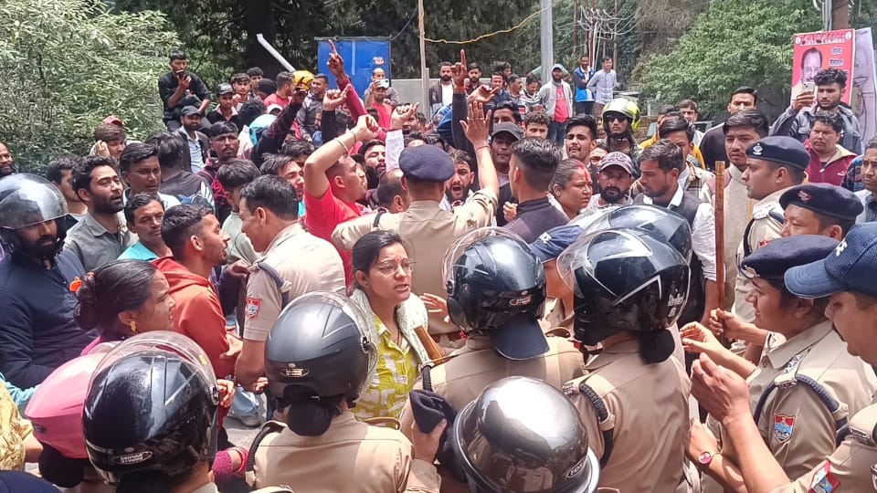 Nainital News communal tension in Nainital clashes with police markets closed Hotels empty bookings cancelled