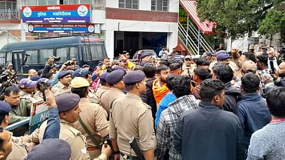 नैनीताल में फिर से शुरू हुआ बवाल: सड़कों पर उतरी भीड़, जमकर हो रहा प्रदर्शन, हनुमान चालीसा का भी किया पाठ People are angry even on the third day after the misdeed of the girl in Nainital.