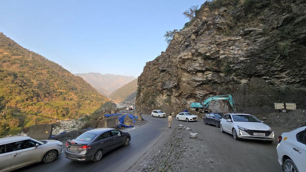under construction Nerchowk to Pandoh four lane will remain closed for two hours near Char Mile till May 31