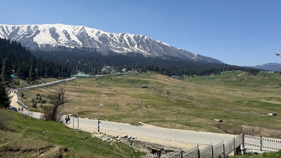 Tourists Avoid Gulmarg and Sonamarg Amid Pahalgam Attack Hotel Bookings Drop News in Hindi