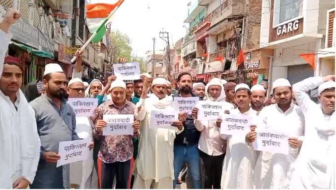Muslims raised slogans of Pakistan Murdabad burnt posters and threw shoes and slippers