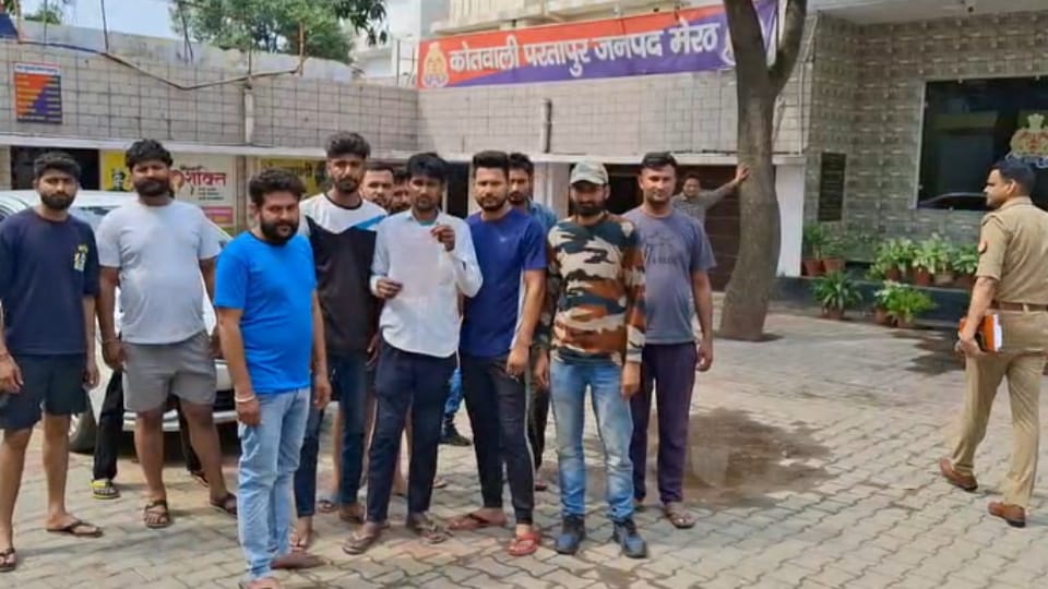 Meerut: Namazis going to the mosque for Friday prayers were stopped, ruckus ensued, police handled the mat
