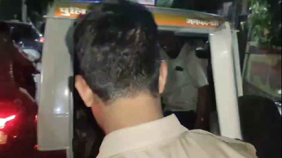 Husband Catches Wife Red Handed with Lover in Hotel Chaos Ensues in Navabad