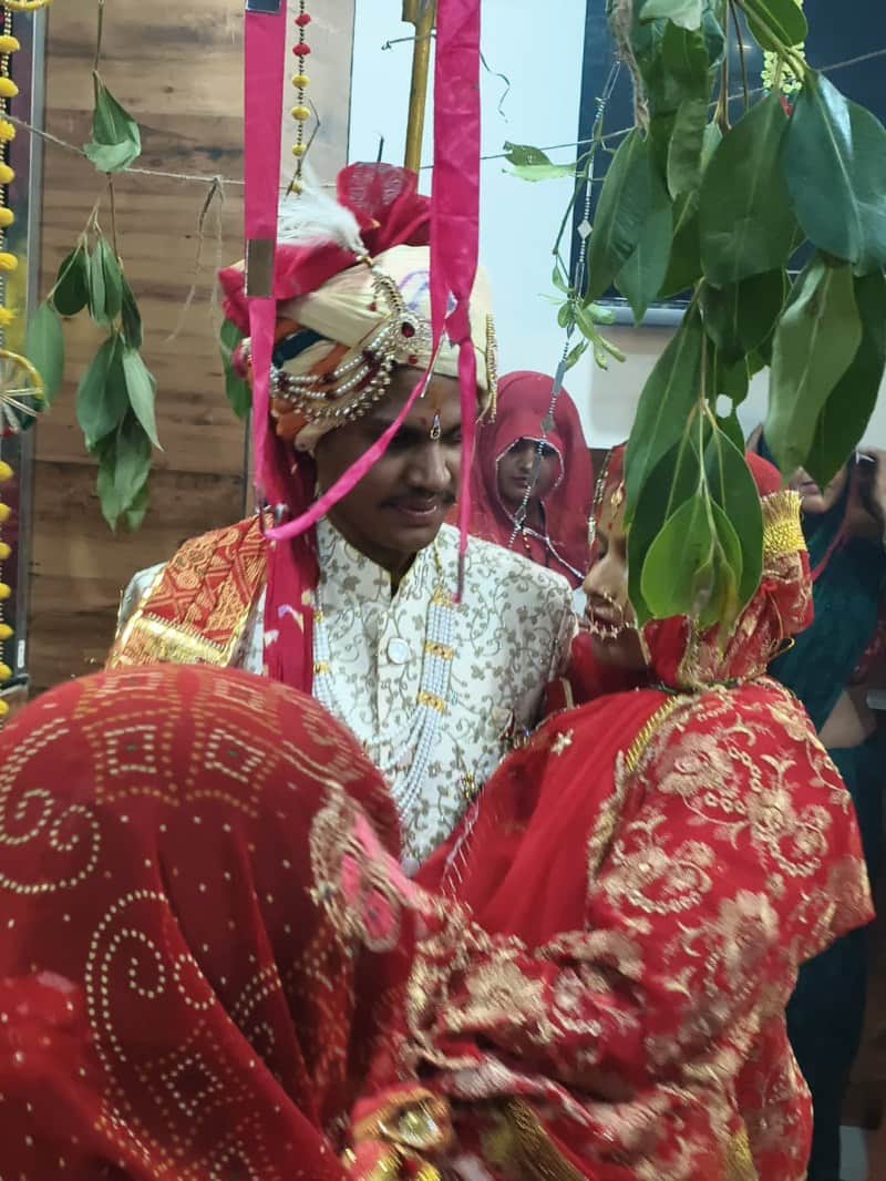 राजगढ़ में दूल्हे ने पेश की मिसाल, दुल्हन को गोद में उठाकर अस्पताल में लिए सात फेरे