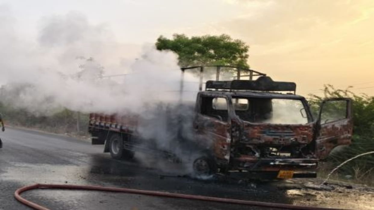 Sirohi News: short circuit caused fire in a moving truck going from Rajkot to Faridabad, goods burnt to ashes