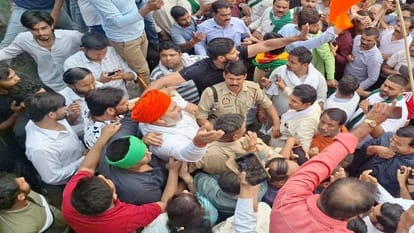 Muzaffarnagar: Scuffle with Rakesh Tikait during Jan Aakrosh Yatra, attempt to attack with saffron flag