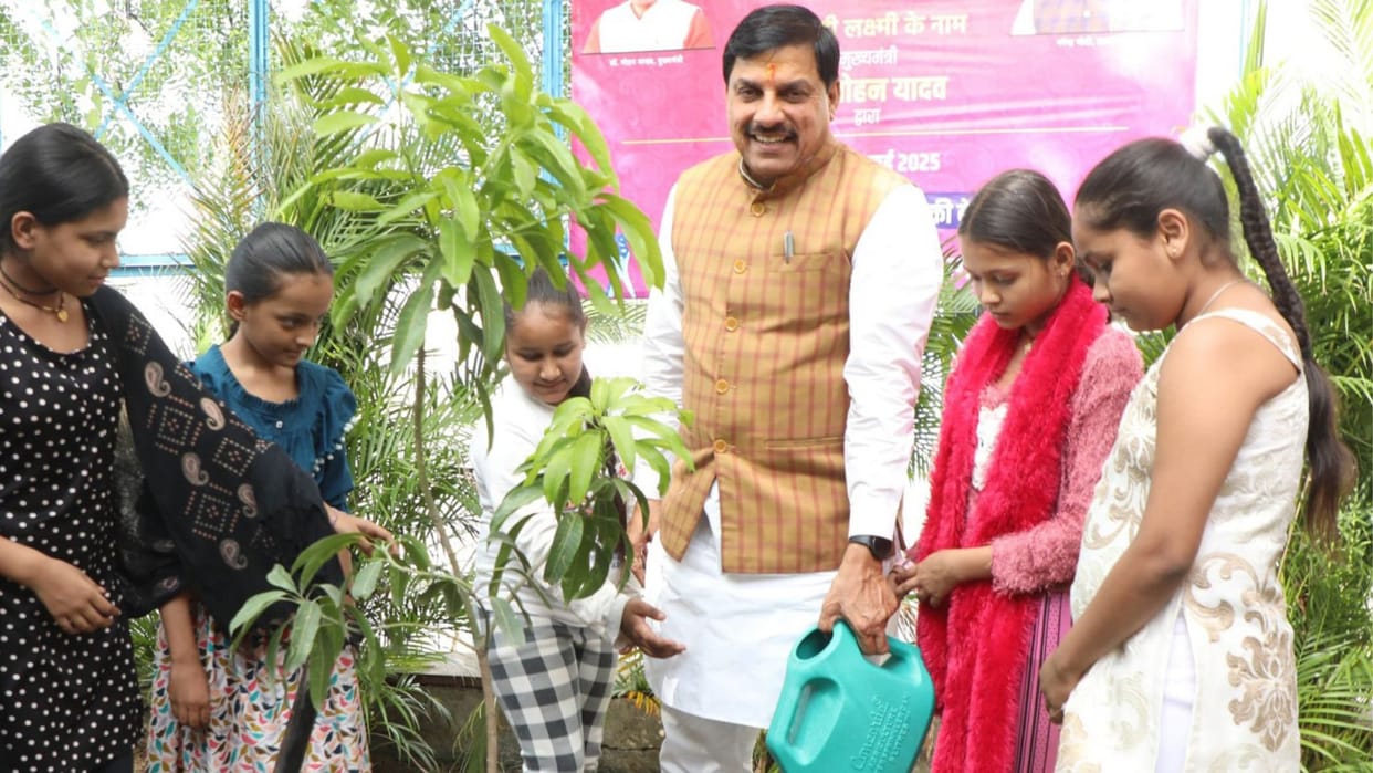 MP News: In Ladli Laxmi Utsav, the Chief Minister planted saplings with his daughters and said- "Daughters are