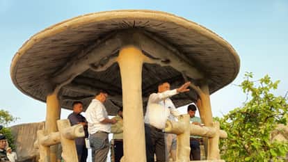 स्थल का निरीक्षण करते हुए