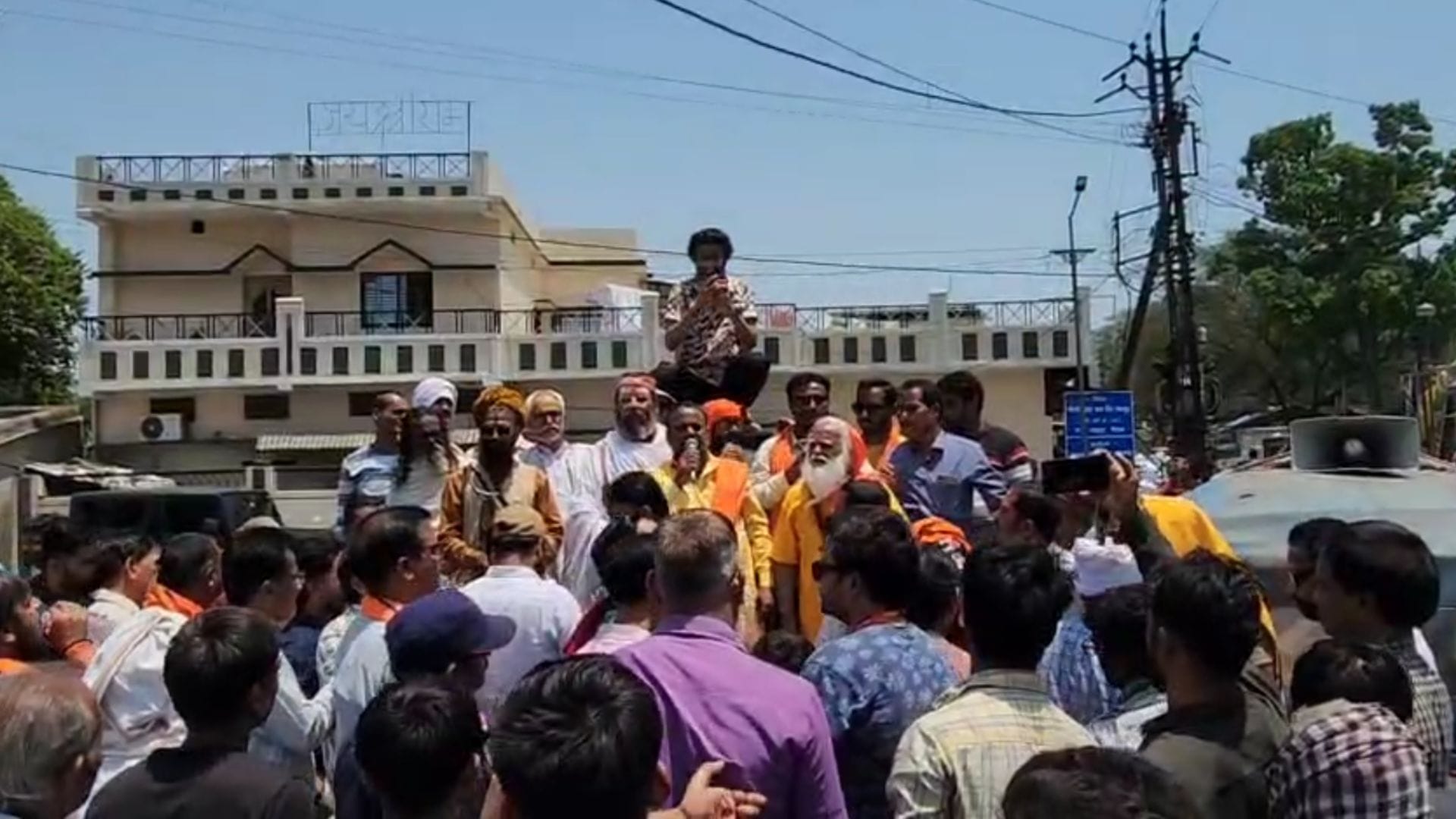 स्थानीय लोगों में आक्रोश