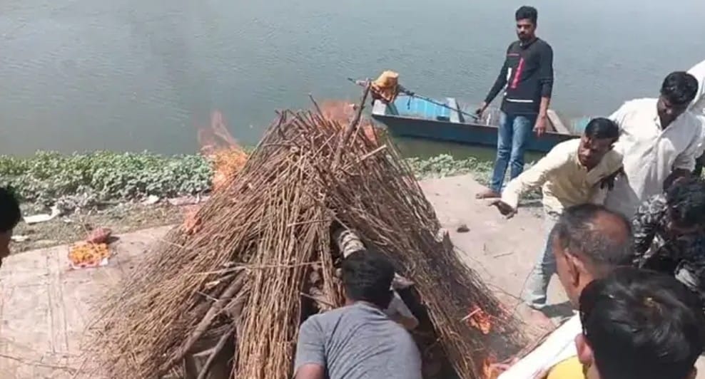 the funeral procession was taken out with drums After the death of a monkey in Dhar