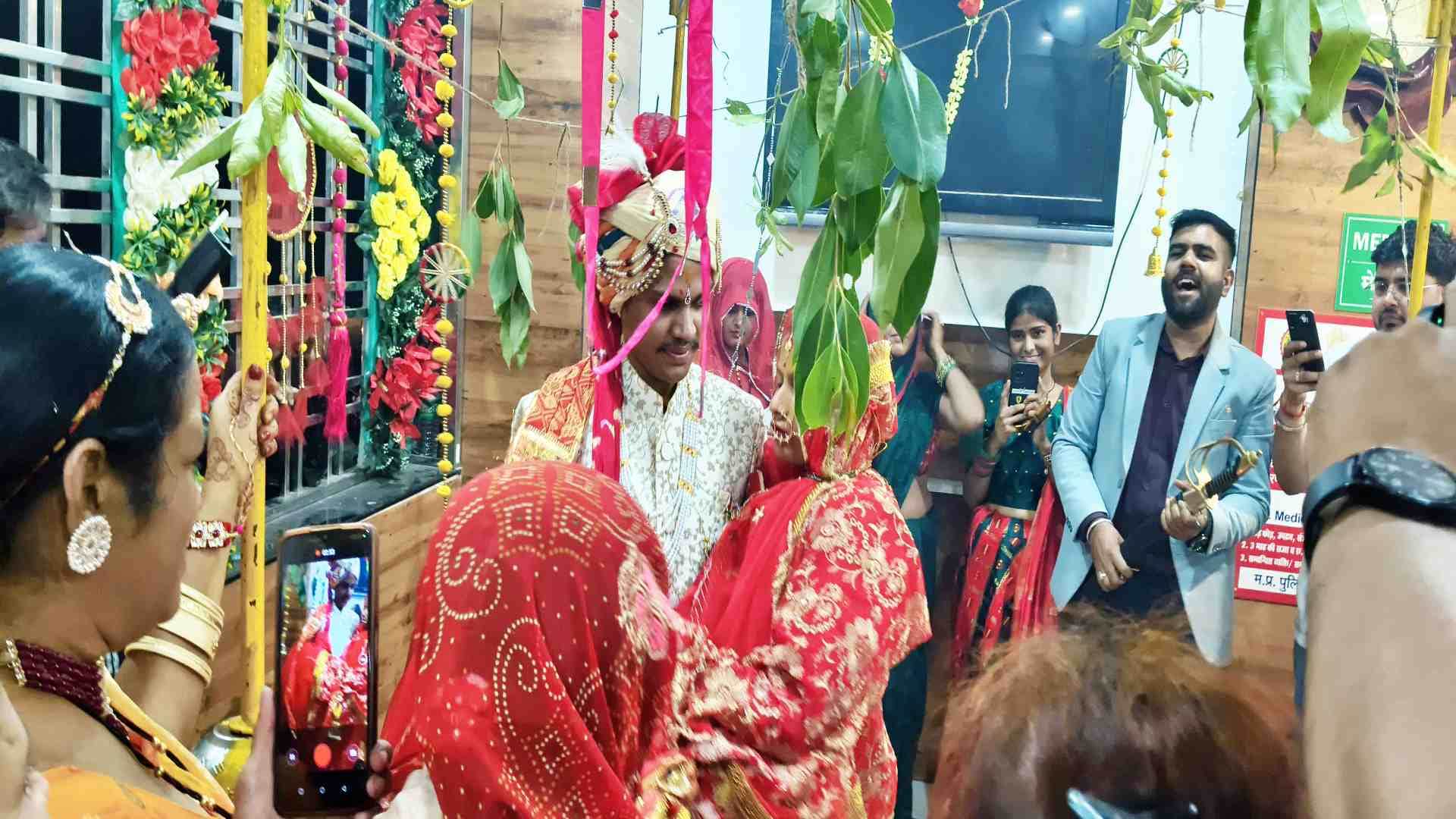 दुल्हन को गोद में उठाकर फेरे लेते आदित्य सिंह बेस।