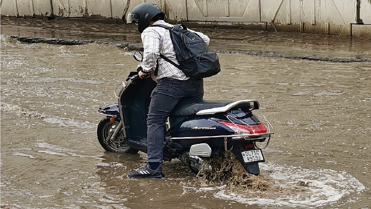 See pictures of disaster caused by rain in Delhi water filled at 200 places